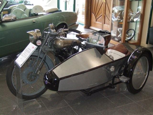 Zcela v provopočátku vyráběla společná firma W.Lyonse a W.Walmsleyho postranní vozíky k motorkám