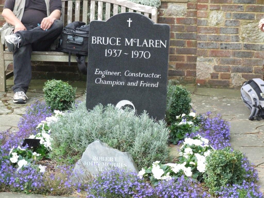 Na okruhu Goodwood m mimo jin svj hrob i legendrn konstruktr Bruce McLaren. Vozy F1 s tmto jmnem jezd dosud.