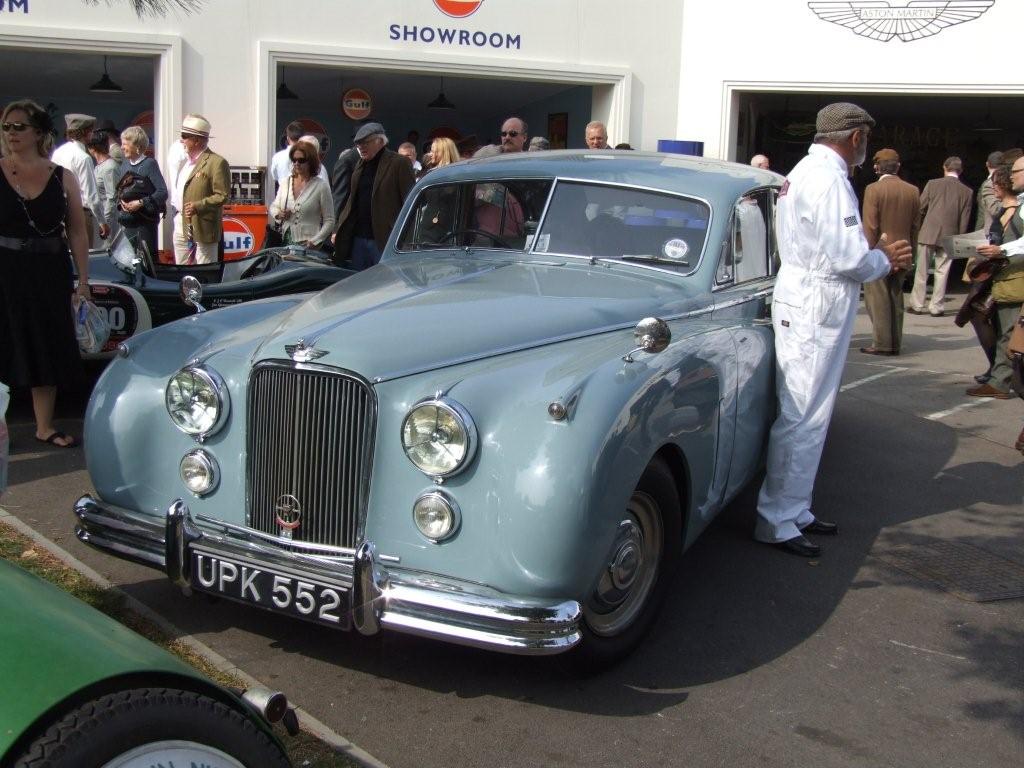 Tento Jaguar Mk VII byl po profesionln renovaci na prodej. Cenovka nebyla...