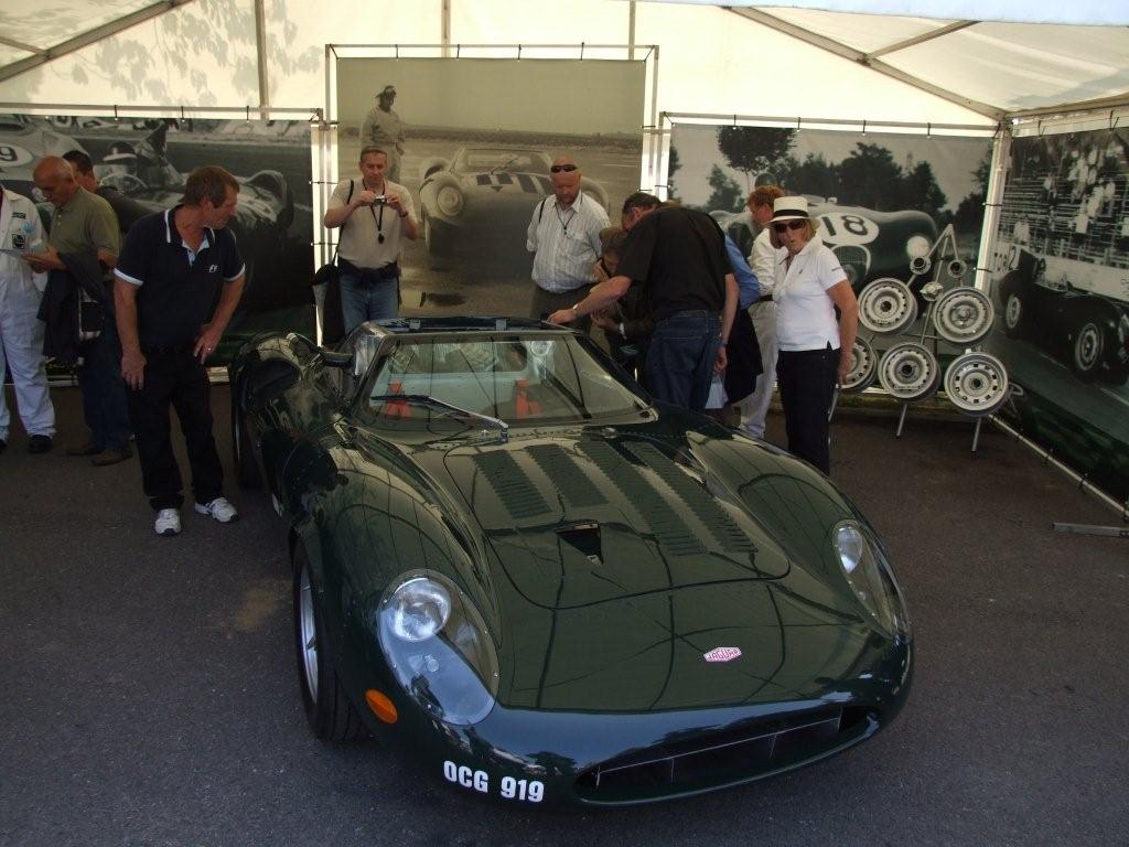 Stnek firmy TWR Replicas, kter prezentovala svj vrobek  repliku Jaguaru XJ 13. Podle mne je to nejasnj auto, kter Jaguar vyrobil.