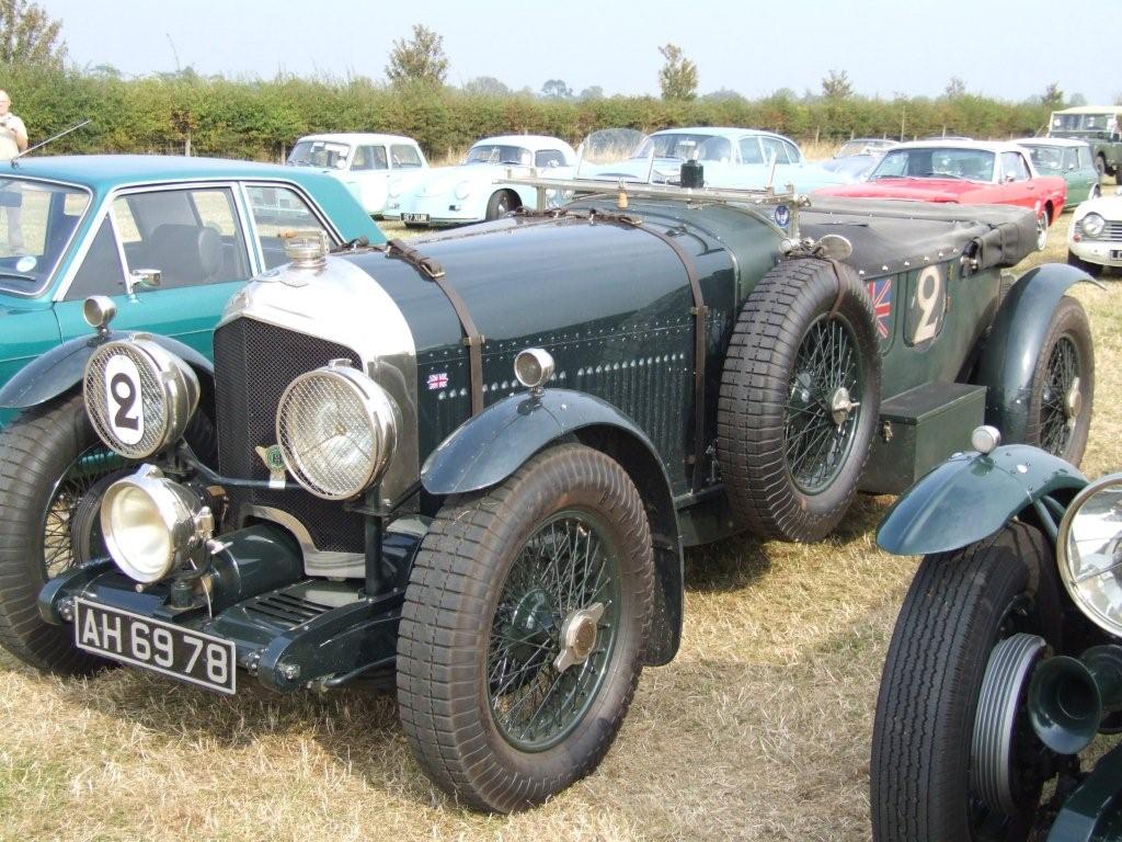 Dva zcela pvodn Bentley z 30let.