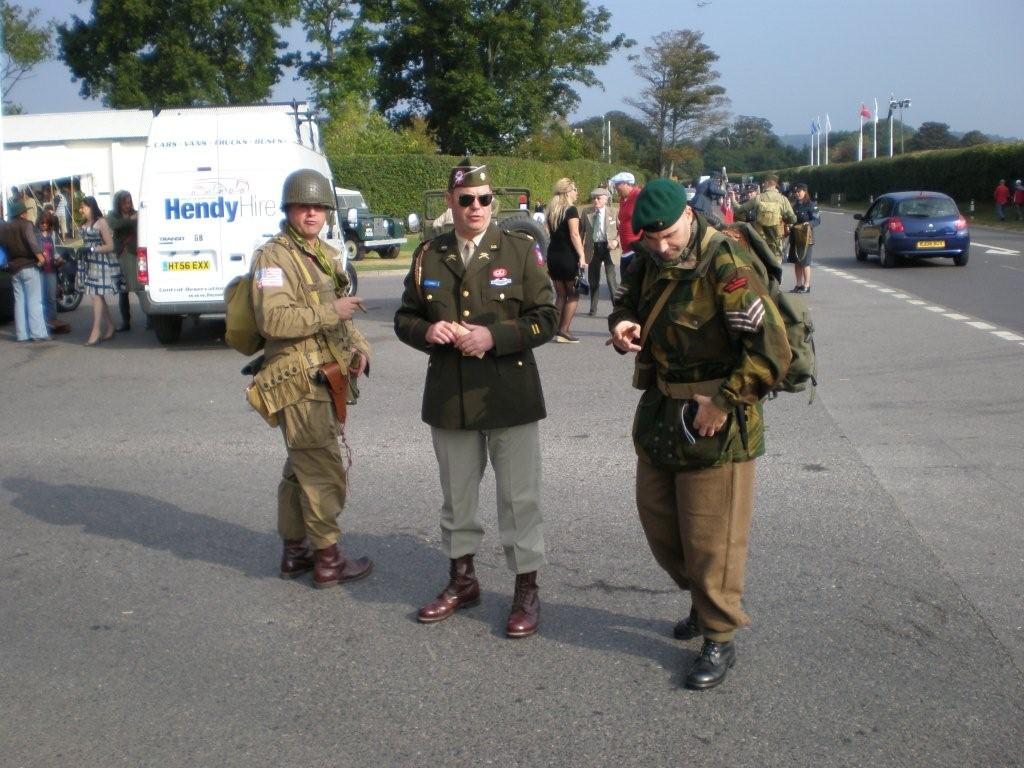 Dv fotky zstupc siln obsazen skupiny vojk v dobovch uniformch.