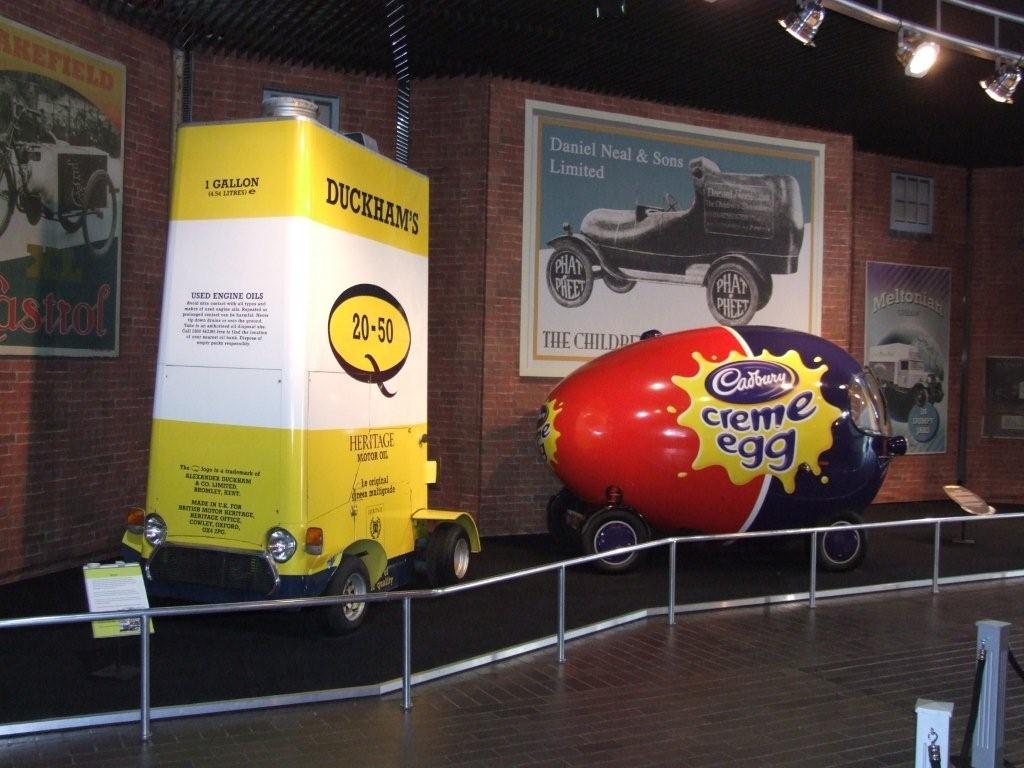 Expozice voztek v podob jezdcch reklam je ve vstupn hale.