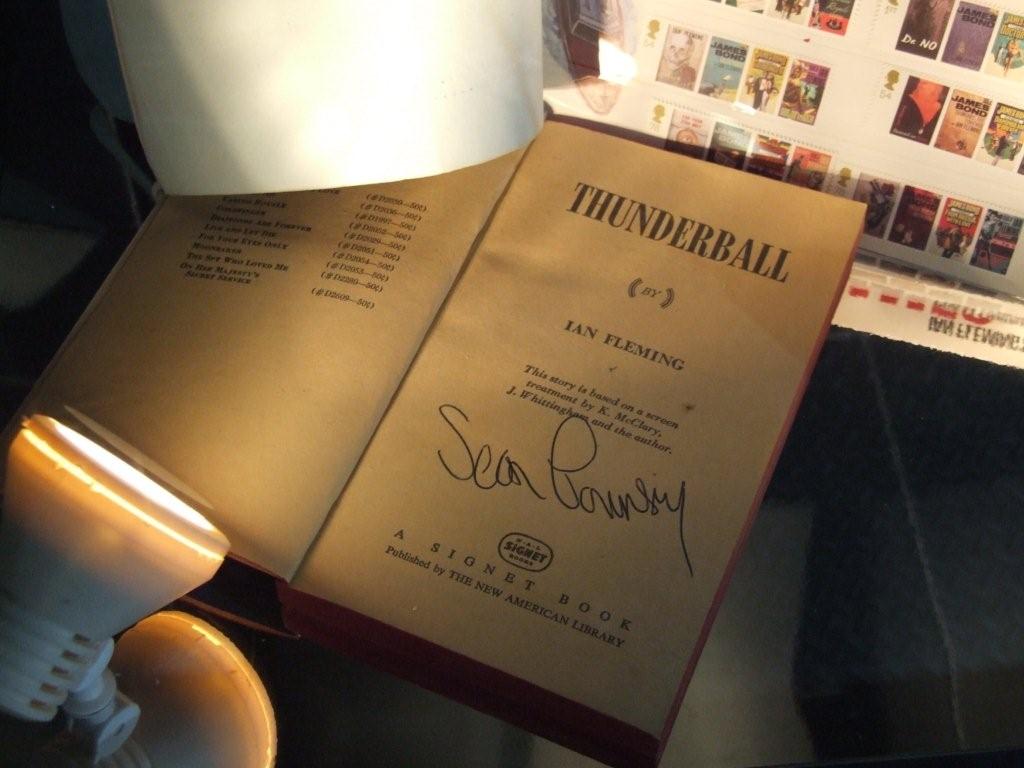 Vlastnorun podpis Seana Conneryho knky Thunderball Iana Fleminga.
