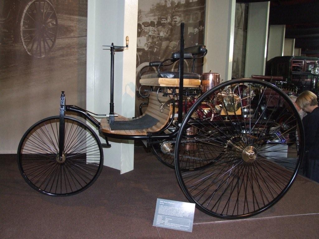 Vrn replika vozu Benz z roku 1885.