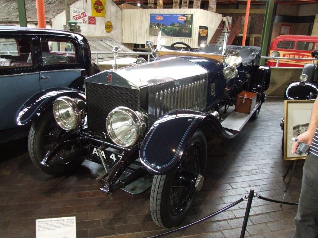 Dal Rolls Royce, model Alpine Eagle z r.194. Alpine Eagle je sportovn verz modelu Silver Ghost. Objem motoru 7,4 litru, max.rychlost 82 mil/hod, co je cca 132 km/h.